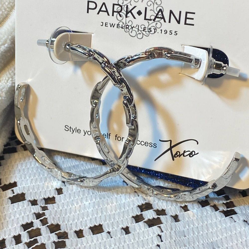 NWT ICONIC CHAINLINK STATEMENT HOOPS CHANTEL SILVER EARRINGS - Picture 5 of 6